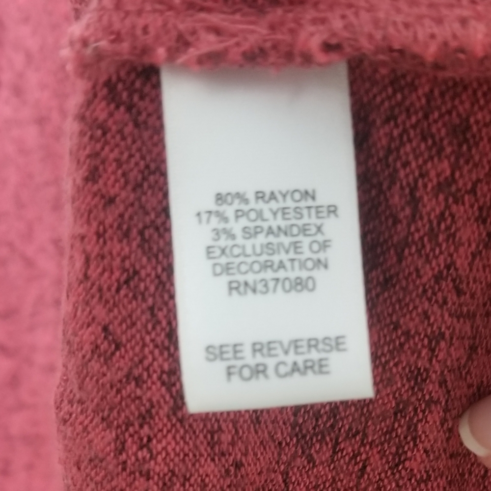 Red blouse with "Be Kind" in gold letters - Picture 5 of 6